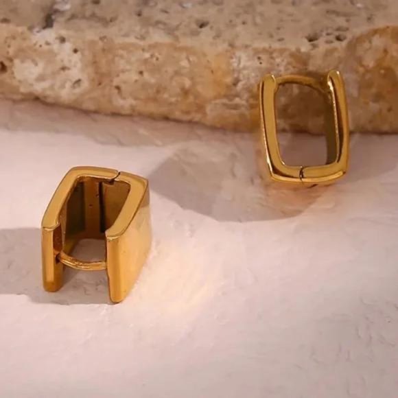 NEW 18K GOLD SQUARE EARRINGS, NICE EARRINGS, CUTE EARRINGS. - Picture 6 of 7
